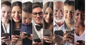 Le az okostelefonokkal! – népszavazáson betiltották a mobilozást közterületen 