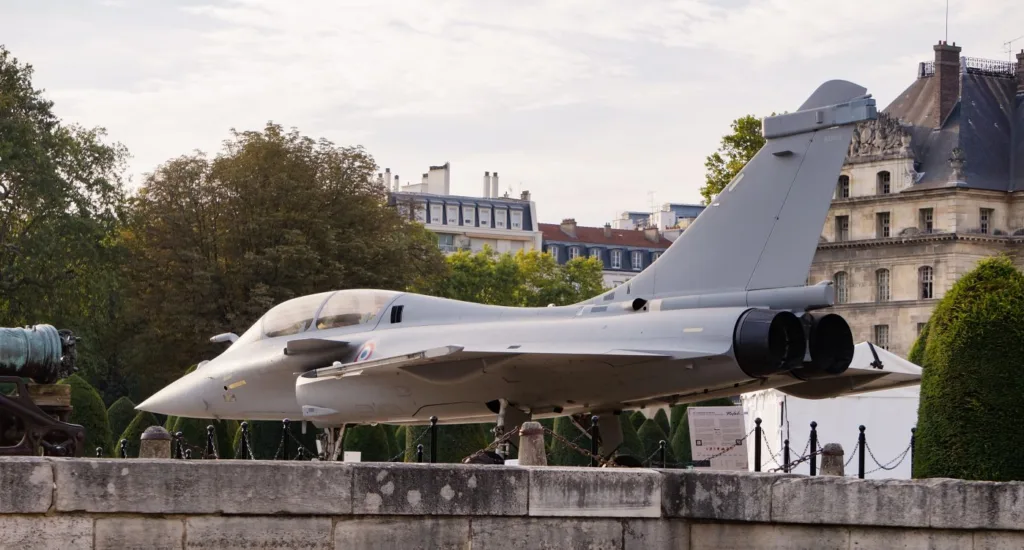 A Dassault Rafale vadászgépe Párizsban egy bemutatón - fotó: Shutterstock